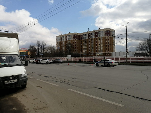 В Иванове на улице Лежневской столкнулись 4 автомобиля